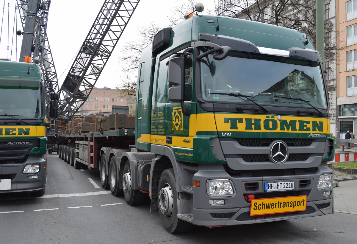 Dieser THÖMEN Schwerlastzug mit einer MB ACTROS V8 4160 hat schon mehere abgebaute Ballastgewichte vom Abbau des LIEBHERR LG 1550 auf der Ladefläche zum Abtransport wieder liegen, 06.04.14 Berlin-Yorkstr.