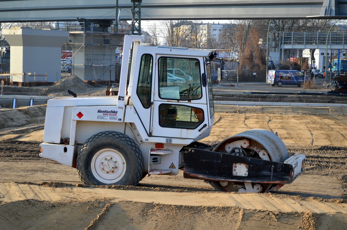 Dieser Walzenzug vom Hersteller + Typ? der Fa. hentschke Bau ist im Moment Großbaustelle Berlin Ostkreuz im Einsatz, 17.02.15