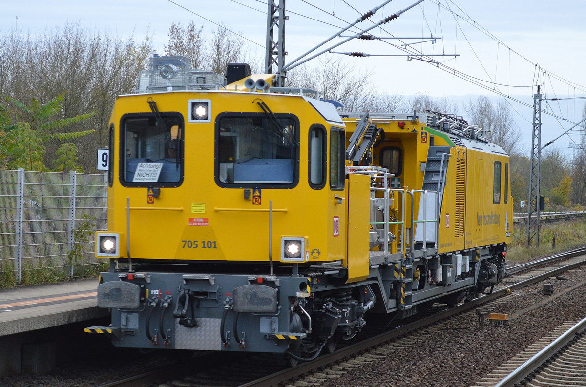 Dieses neue Bahnfahrzeug der DB Netz Instandhaltung habe ich 2016 erstmals bei der InnoTrans zu Gesicht bekommen, es ist die von Plasser & Theurer gebaute neue Generation von sogenannten TIF - Tunnelinstandhaltungsfahrzeugen, die BR 705.1 daher auch die Nr. 705 101, im Moment sind zwei für die DB im Einsatz und eine noch aktuellere Version im Probebetrieb vor der Zulassung beim Eisenbahn-Bundesamt. Hier bei der Durchfahrt im Bf. Berlin Hohenschönhausen am 07.11.17