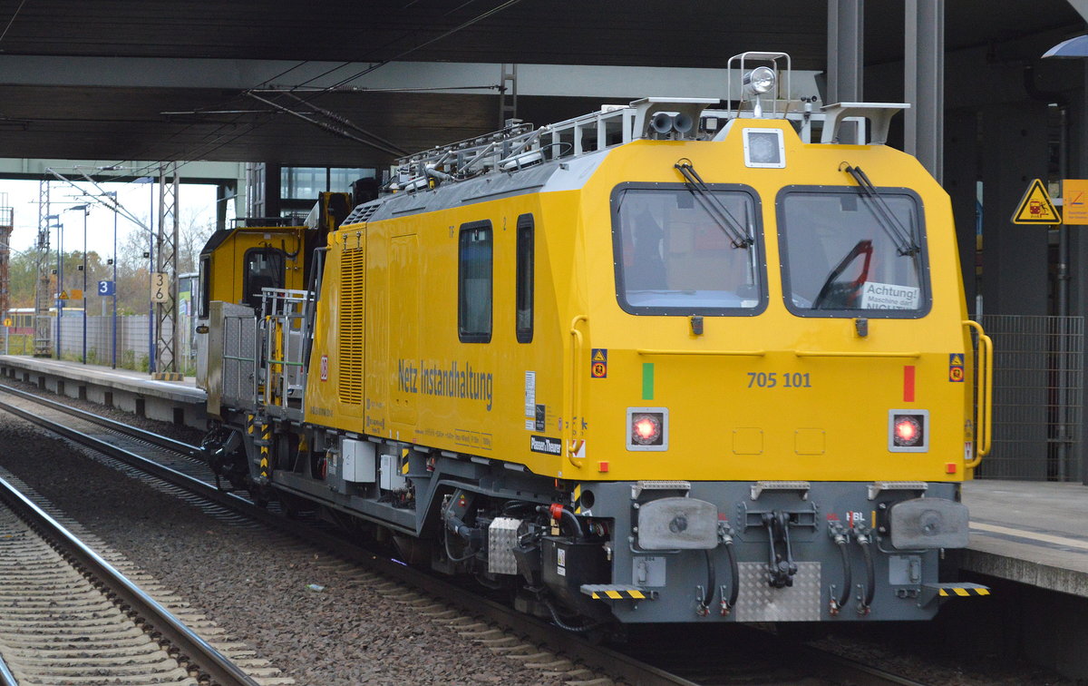 Dieses neue Bahnfahrzeug der DB Netz Instandhaltung habe ich 2016 erstmals bei der InnoTrans zu Gesicht bekommen, es ist die von Plasser & Theurer gebaute neue Generation von sogenannten TIF - Tunnelinstandhaltungsfahrzeugen, die BR 705.1 daher auch die Nr. 705 101, im Moment sind zwei für die DB im Einsatz und eine noch aktuellere Version im Probebetrieb vor der Zulassung beim Eisenbahn-Bundesamt. Hier bei der Durchfahrt im Bf. Berlin Hohenschönhausen am 07.11.17