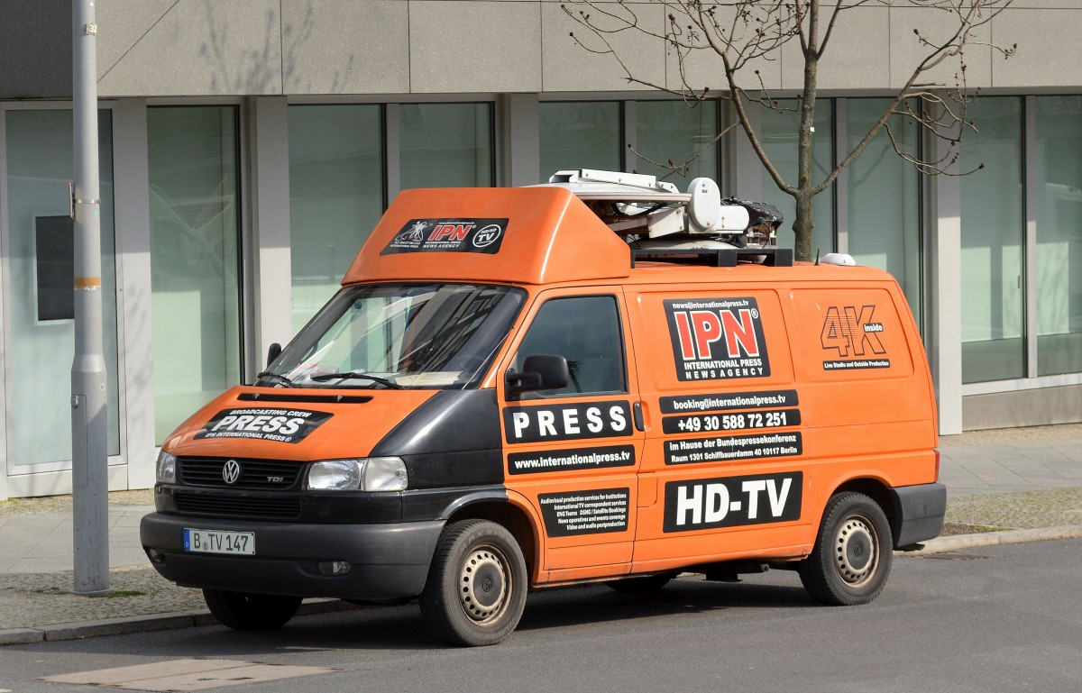 Direkt vor dem neuen Pressezentum in Berlin-Mitte im Regierungsviertel stand einsam und allein dieser VW TDI Transporter, ein Presse Übertragungsfahrzeug von PRESS mit eingeklappter Satelitenschüssel auf dem Dach, 28.03.15 