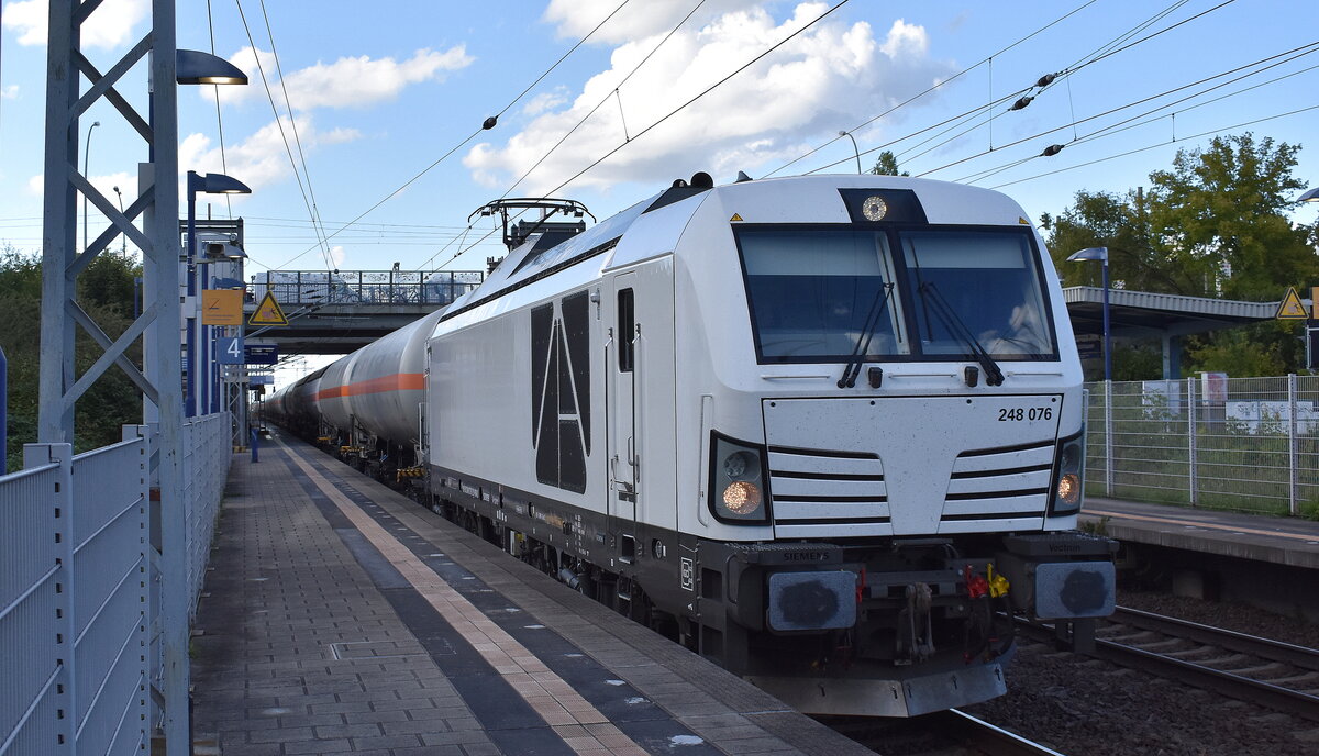 dispo-Tf Rail GmbH, Berlin [D] mit der geleasten nortrail Vectron Dual Lok  248 076  [NVR-Nummer: 90 80 2248 076-2 D-NRAIL] und einem Ganzzug Druckgaskesselwagen (für Propangas) am 12.09.25 Durchfahrt Bahnhof Berlin Hohenschönhausen. 