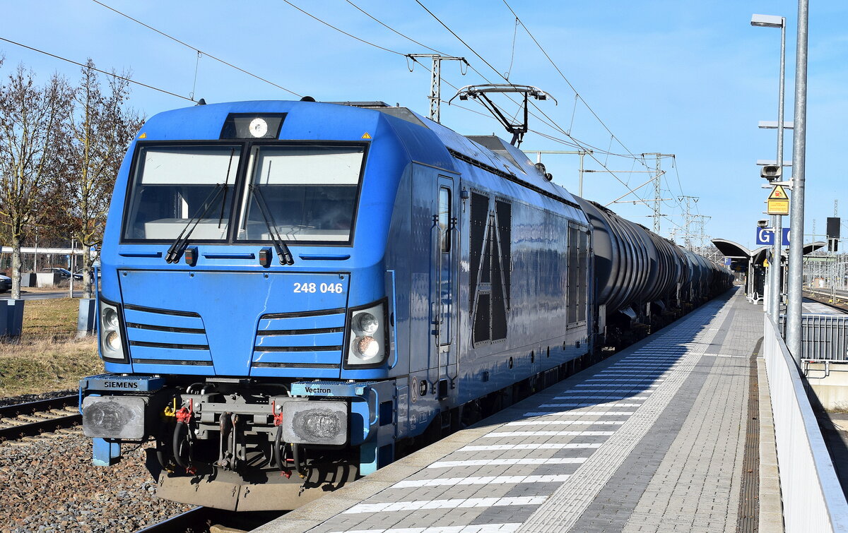 dispo-Tf Rail GmbH, Berlin [D] mit der geleasten northrail Vectron Dual Lok  248 046  [NVR-Nummer: 90 80 2248 046-5 D-NRAIL] und einem Kesselwagenzug am 02.03.26 Durchfahrt Bahnhof Lutherstadt Wittenberg Hbf.