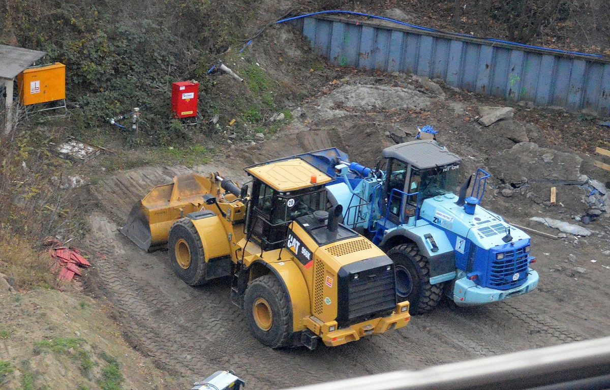 Diverse Großbaumaschinen im Einsatz bei der Großbaustelle der neuen S-Bahnlinie 21, hier ein CAT 966K Radlader (Mietbaumaschine) neben dem blauen HITACHI ZW310 der Fa. LUDWIG FREYTAG am 07.01.214 Nähe S-Bhf. Berlin-Wedding.