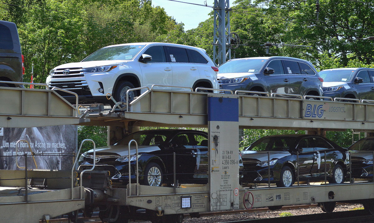 Diverse TOYOTA PKW und SUV Modell am 17.05.17 per Bahn Richtung Polen in Berlin-Hirschgarten.
