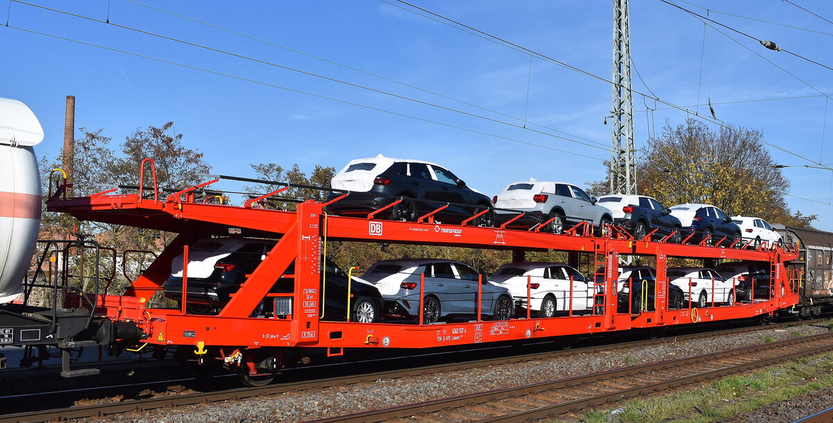 Doppelstockwaggon (Wageneinheit) für den Automobiltransport für die DB Cargo Logistics GmbH in Kooperation mit der spanischen Transfesa Logistics S.A. mit spanischer Registrierung mit der Nr. 21 TEN 71 E-ATG 4363 157-0 Laaers 560.2 in einem gemischten Güterzug am 06.11.25 Höhe Bahnhof Magdeburg-Neustadt.