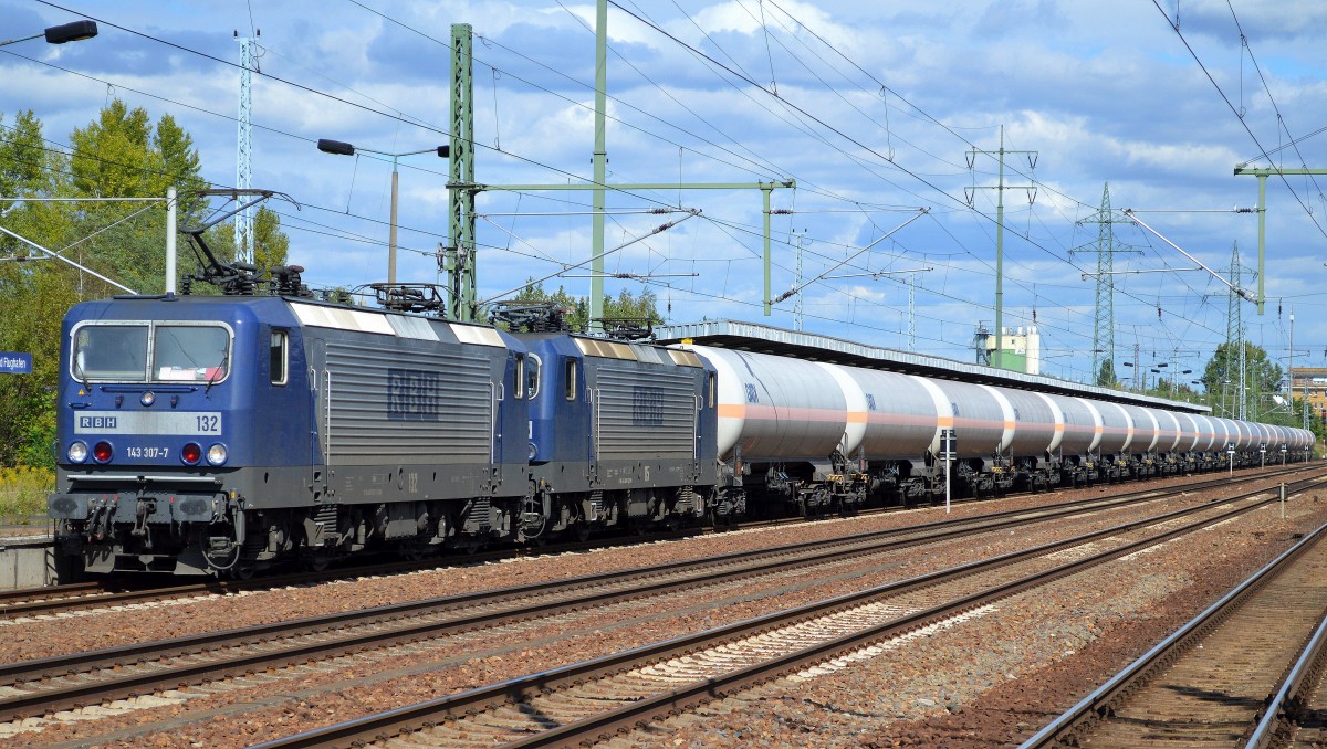 Doppeltarktion RBH 132/143 307-7 + RBH 115/143 068-5 mit Ganzzug Gasdruckkesselwagen (Transport von 1,2 oder 1,3 Butadien siehe UN-Nr. 239/1010) nach Personalwechsel im Bhf. Flughafen Berlin-Schönefeld, 08.09.15