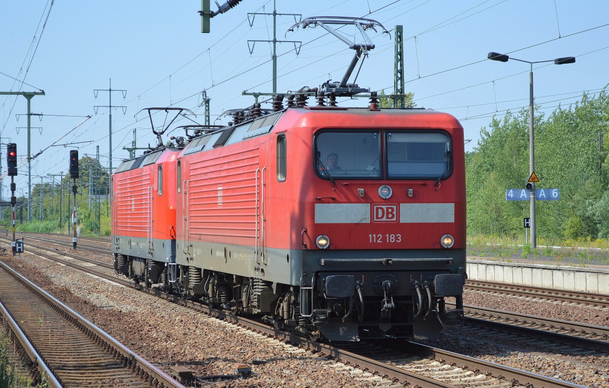 Doppeltraktion 112 183 + 143 358-0 bei der Durchfahrt Bhf. Flughafen Berlin-Schönefeld am 04.08.15