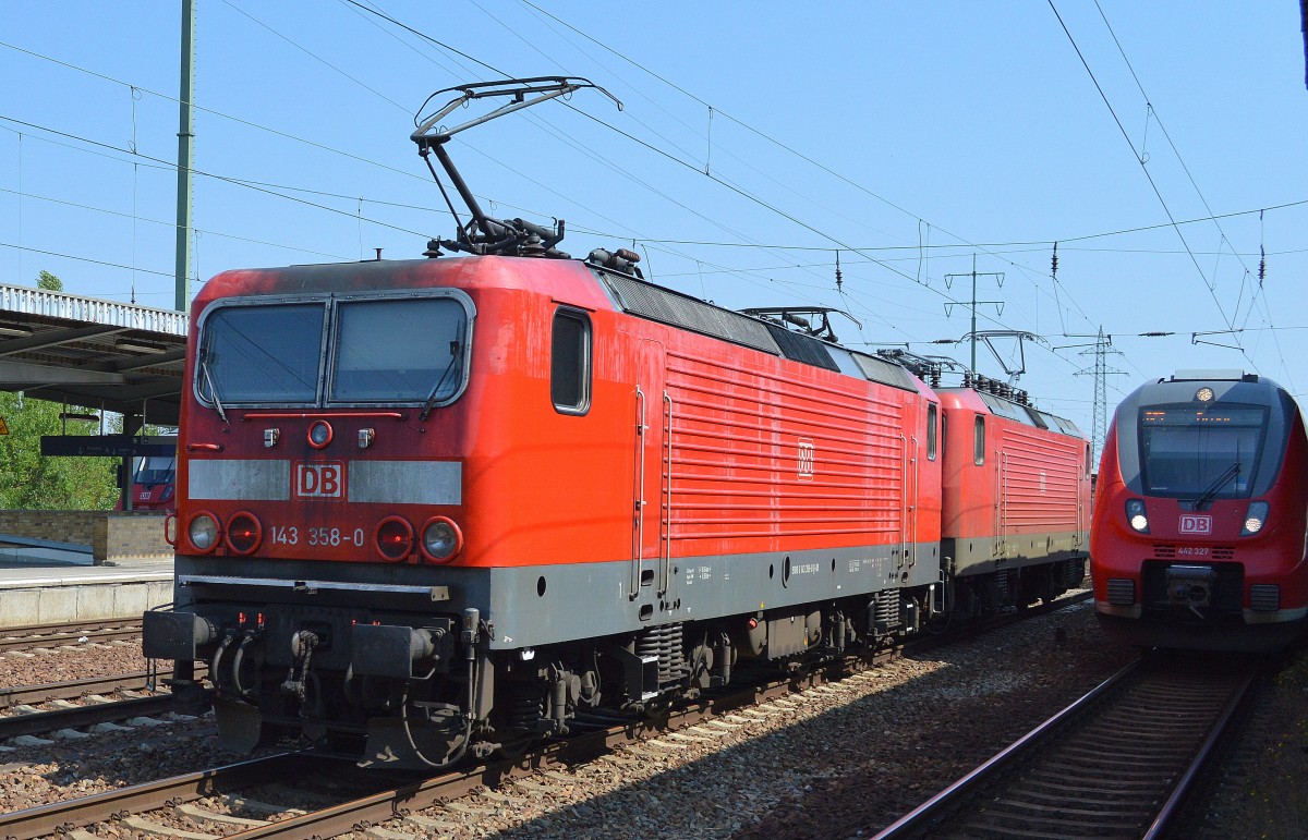Doppeltraktion 112 183 + 143 358-0 bei der Durchfahrt Bhf. Flughafen Berlin-Schönefeld am 04.08.15