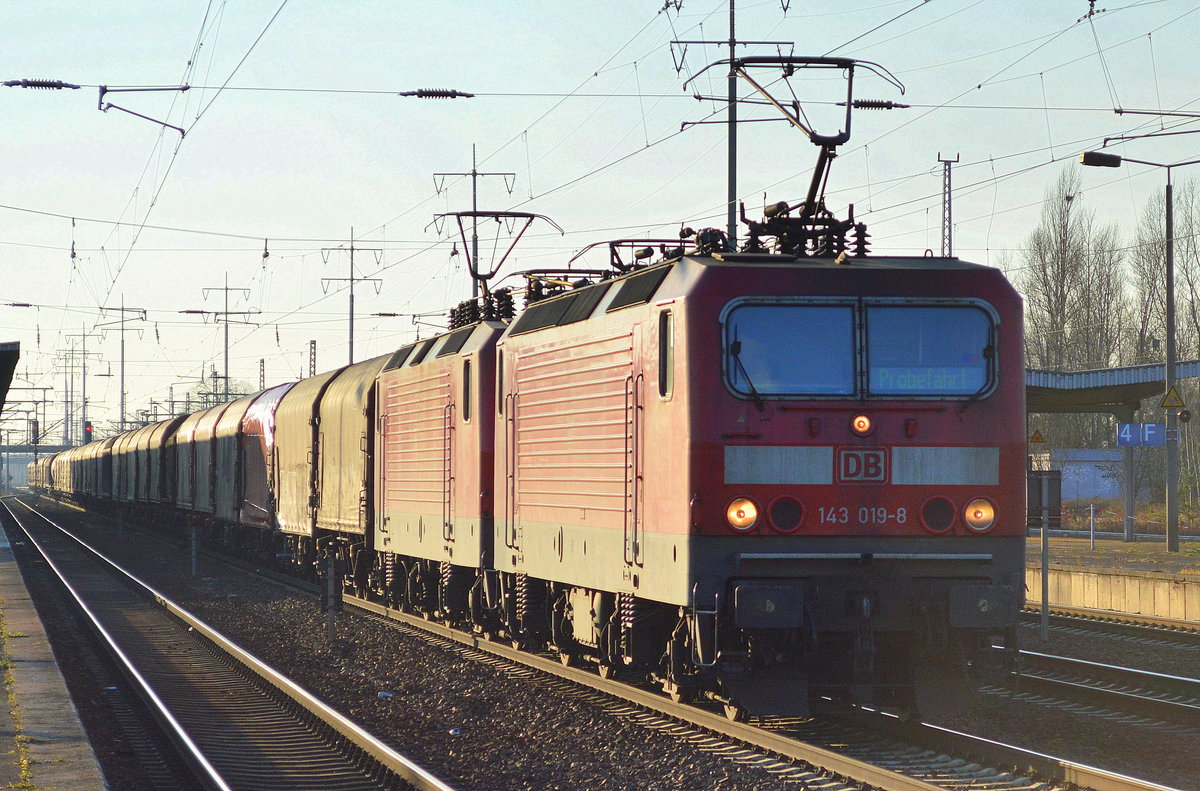 Doppeltraktion 143 019-8 + 143 065-2 mit gemischtem Güterzug am 07.12.17 Bf. Flughafen Berlin-Schönefeld.