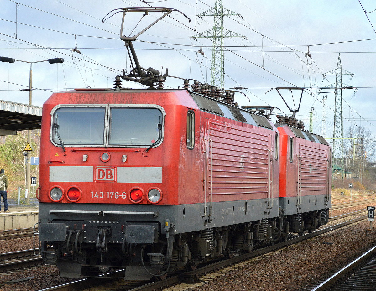 Doppeltraktion 143 030-5 (S Bahn Rhein Ruhr Logo) + 143 176-6 am 20.11.17 BF. Flughafen Berlin-Schönefeld.