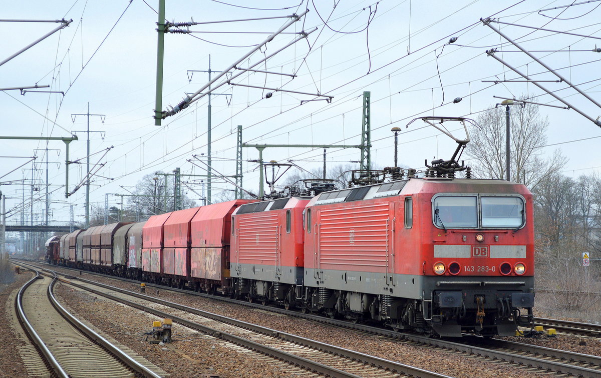 Doppeltraktion 143 283-0 + 143 019-8 mit gemischtem Güterzug am 14.03.17 Bf. Flughafen Berlin-Schönefeld.