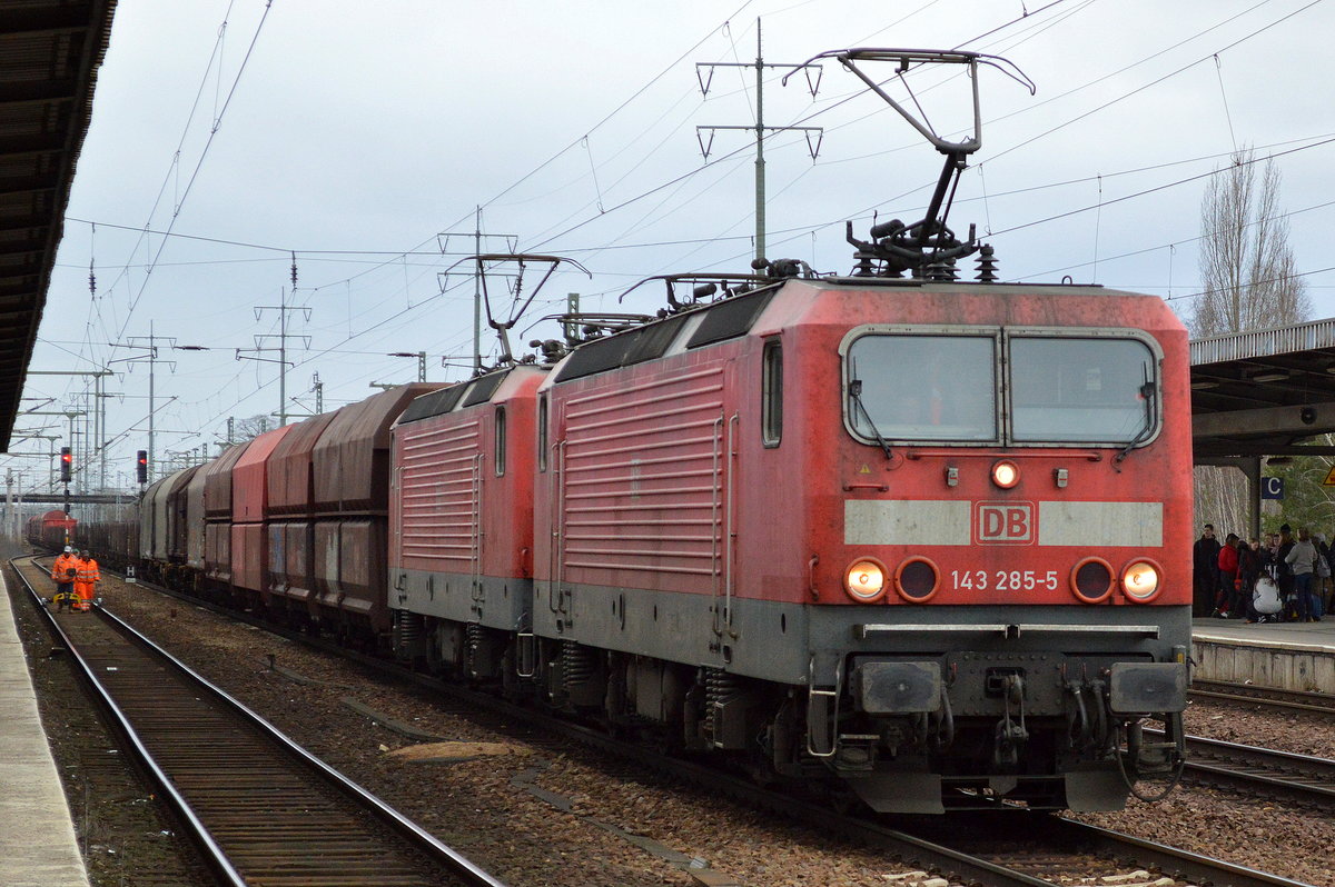 Doppeltraktion 143 285-5 + 143 896-9 mit einem gemischten Güterzug am 01.03.17 Bf. Flughafen Berlin-Schönefeld.