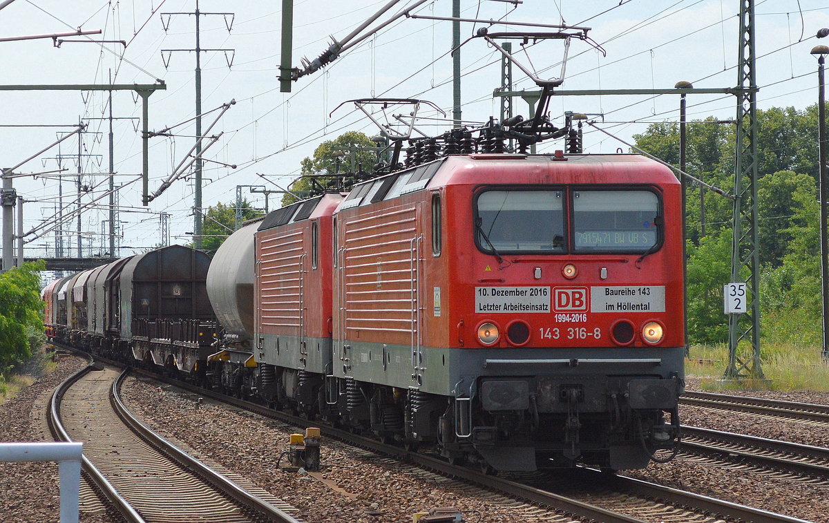Doppeltraktion 143 316-8 + 143 ???-? mit gemischtem Güterzug am 27.06.17 Bf. Flughafen Berlin Schönefeld.