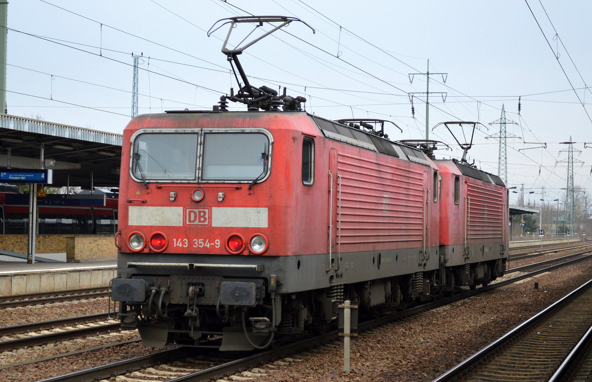 Doppeltraktion 143 326-7 + 143 354-9 am 22.01.18 Durchfahrt Bf. Flughafen Berlin-Schönefeld.