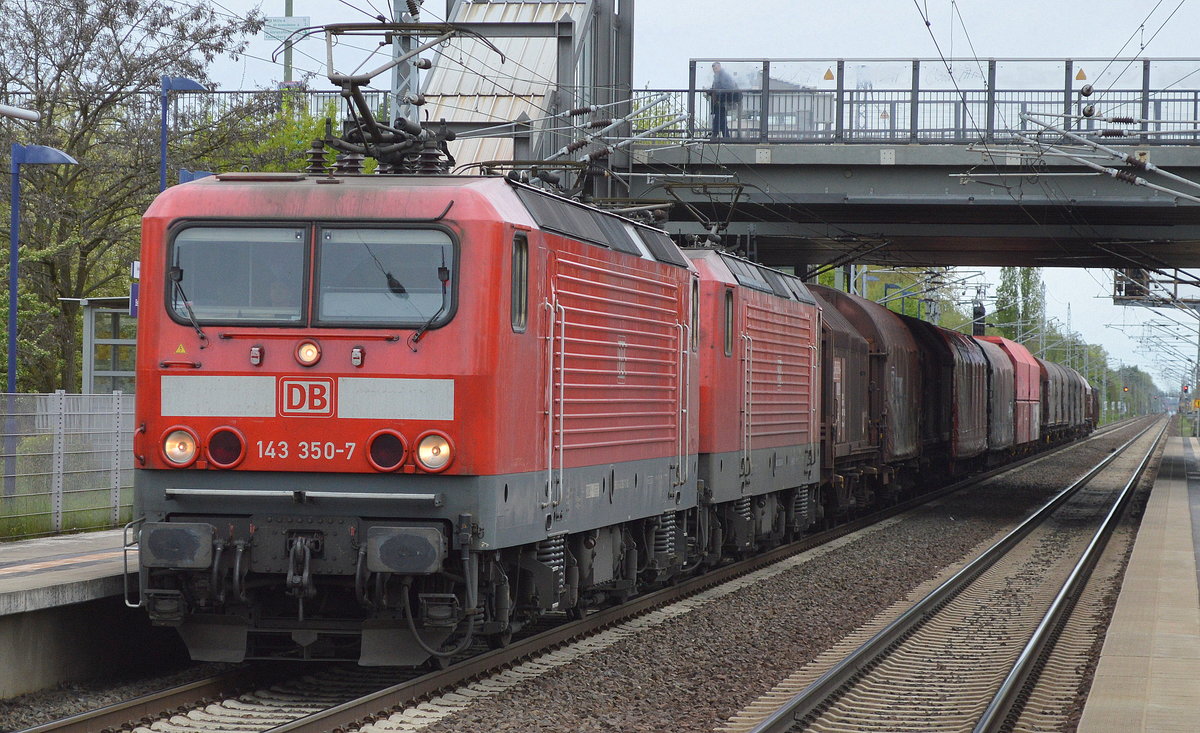 Doppeltraktion 143 350-7 + 143 283-0 mit gemischtem Güterzug am 09.05.17 Bf. Berlin-Hohenschönhausen.