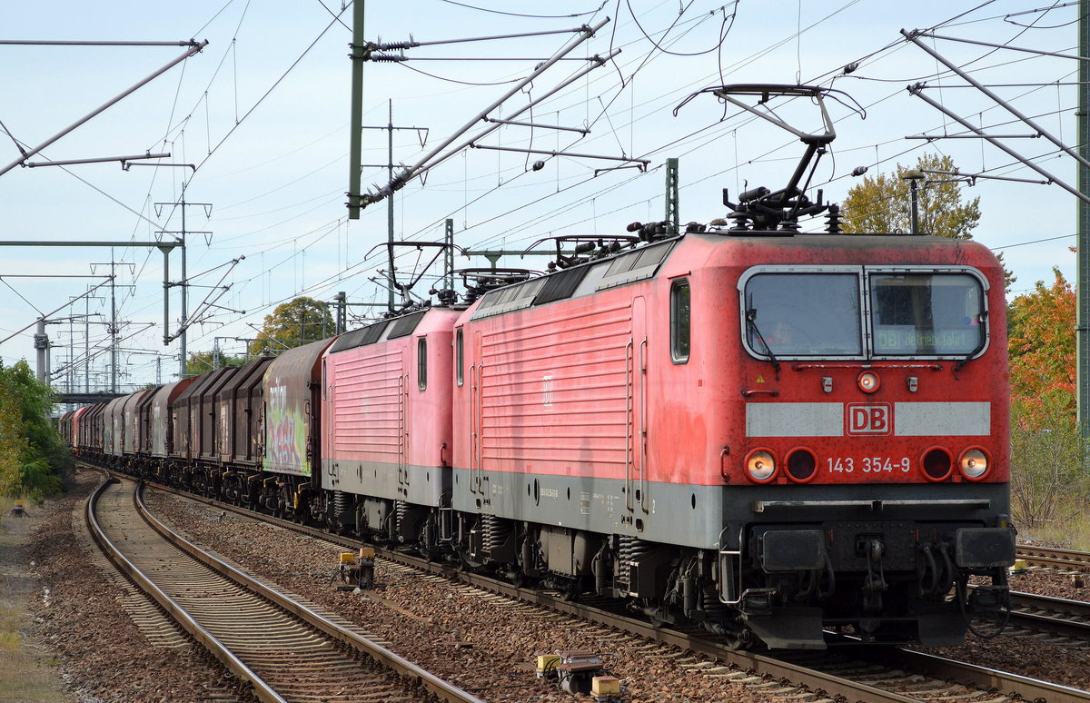 Doppeltraktion 143 354-9 + 143 653-4 mit gemischtem Güterzug am 23.09.17 Bf. Flughafen Berlin-Schönefeld.