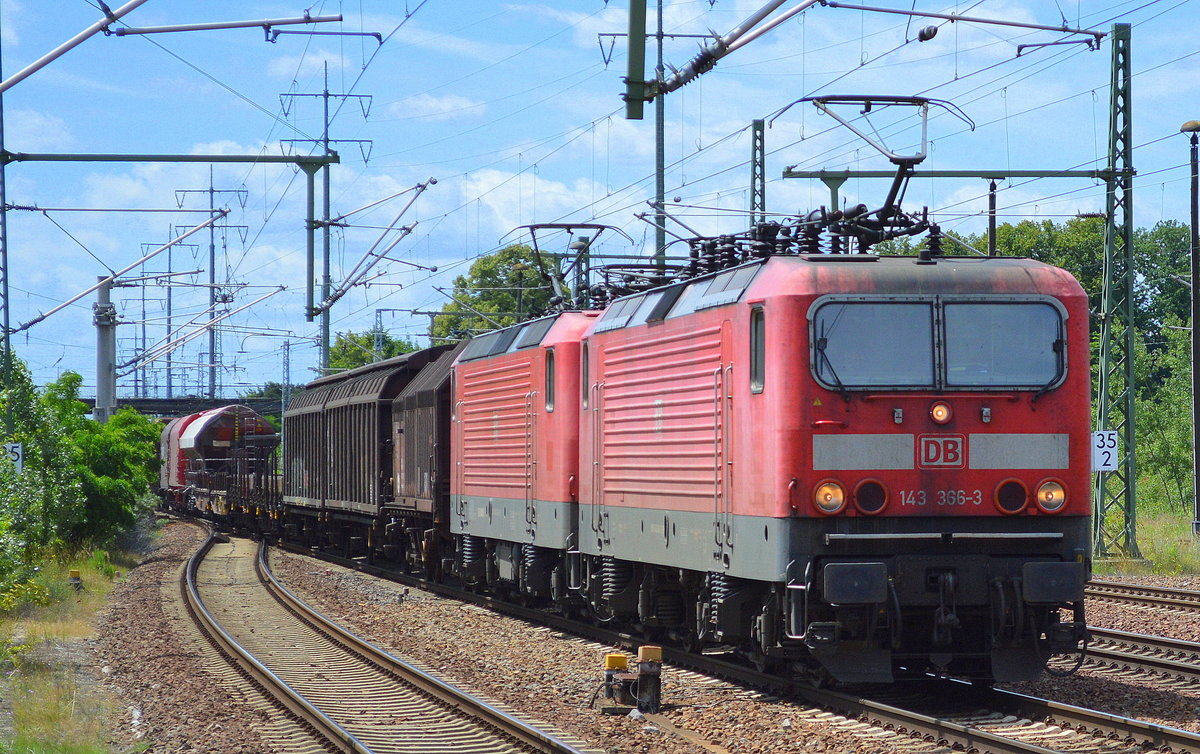 Doppeltraktion 143 366-3 + 143 972-8 mit langem gemischten Güterzug am 04.07.17 Bf. Flughafen Berlin-Schönefeld.