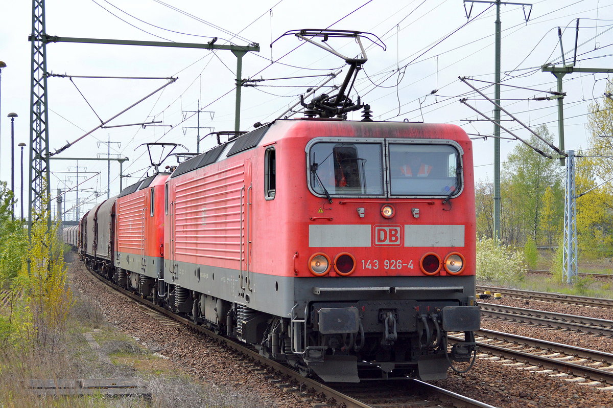 Doppeltraktion 143 926-4 + 143 ???-? mit einem Stahlcoilzug am 21.04.147 Bf. Flughafen Berlin Schönefeld.