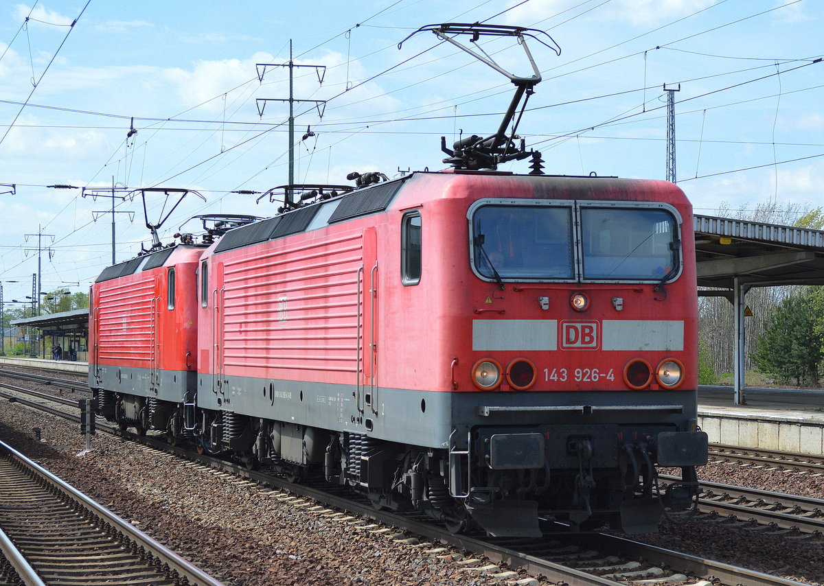 Doppeltraktion 143 926-4 + 143 840-7 Durchfahrt Bf. Flughafen Berlin-Schönefeld.