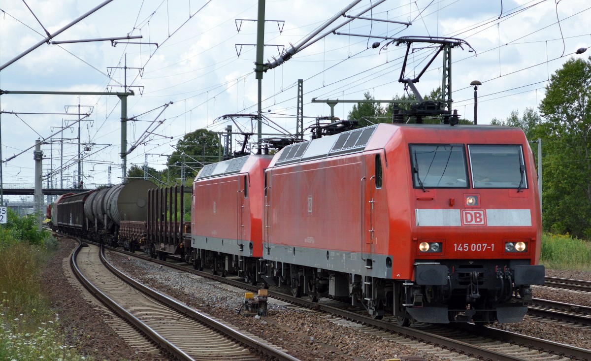 Doppeltraktion 145 007-1 + 145 010-5 mit einem recht kurzen gemischten Güterzug am 05.08.14 Bhf. Flughafen Berlin-Schönefeld.