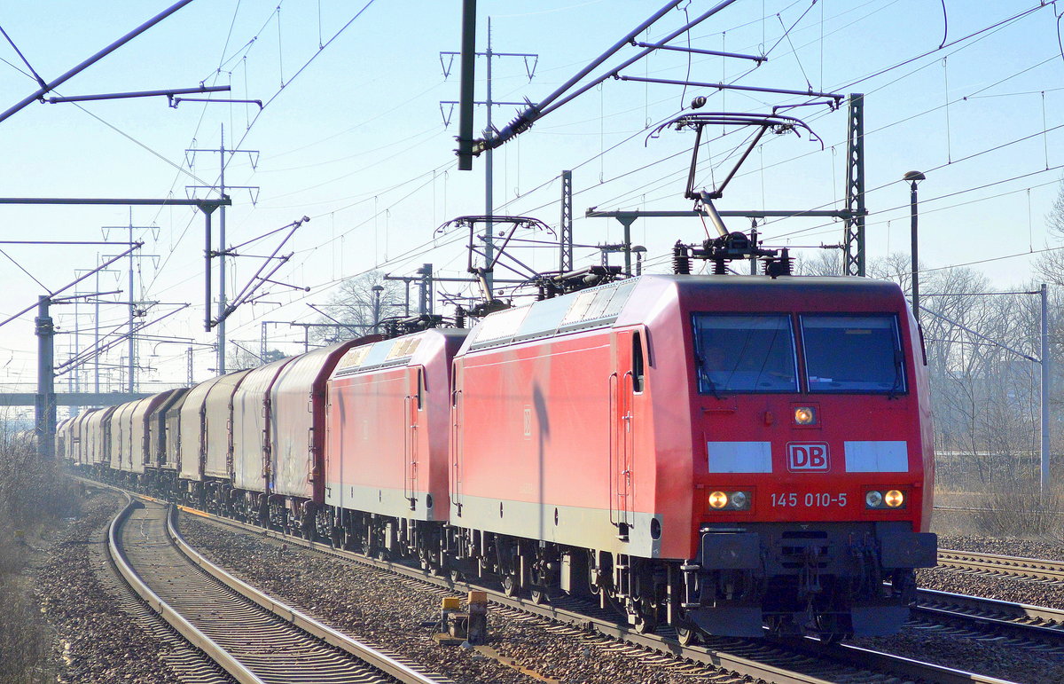 Doppeltraktion 145 010-5 + 145 011-3 mit langem gemischten Güterzug am 15.02.17 Bf. Flughafen Berlin-Schönefeld.