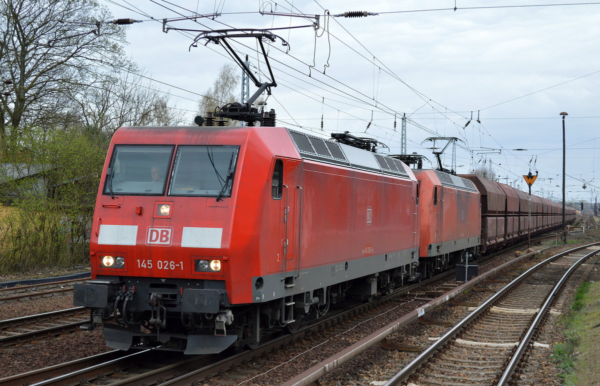 Doppeltraktion 145 026-1 + 145 079-0 mit Erzzug am 07.04.16 Berlin-Hirschgarten.