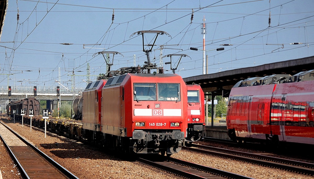 Doppeltraktion 145 028-7 + 145 038-6 mit gemischtem G�terzug im Bhf. Flughafen Berlin-Sch�nefeld, 14.09.13