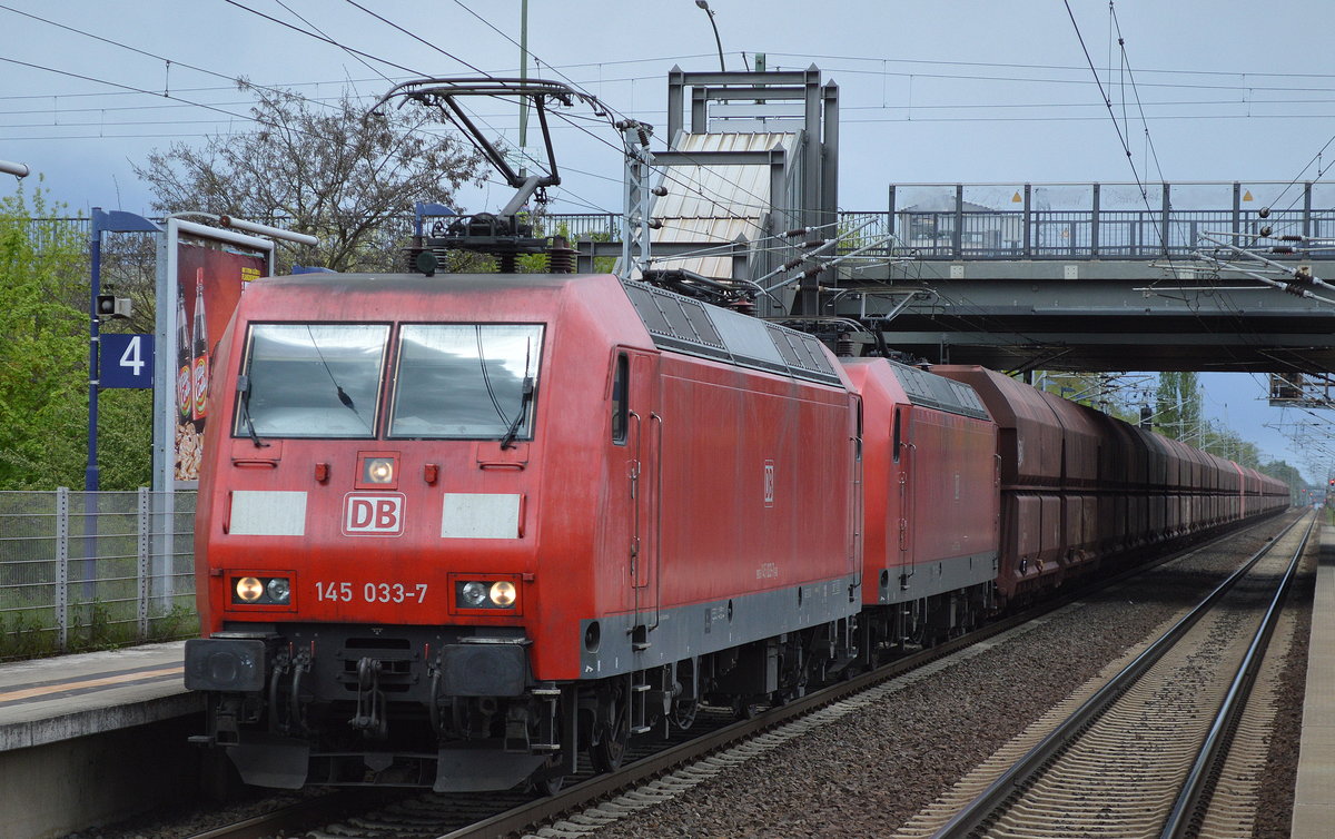 Doppeltraktion 145 033-7 + 145 013-9 mit Erzzug am 09.05.17 Bf. Berlin-Hohenschönhausen. 