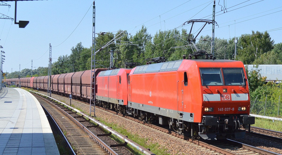 Doppeltraktion 145 037-8 + 145 013-9 mit langem Erzzug am 20.08.15 Mühlenbeck/Mönchmühle bei Berlin.