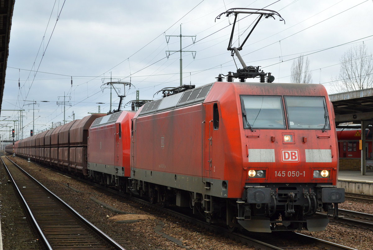 Doppeltraktion 145 050-1 + 175 062-6 mit Erzzug am 01.03.17 Bf. Flughafen Berlin-Schönefeld.