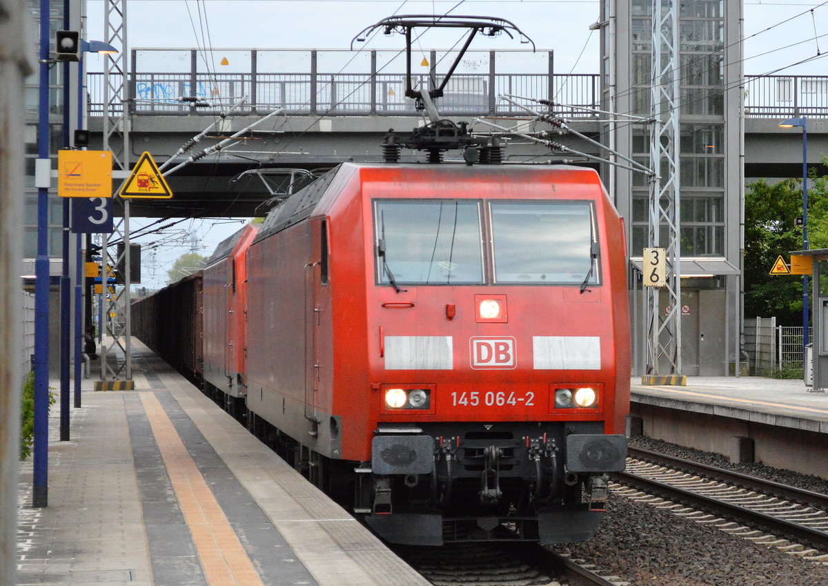 Doppeltraktion 145 064-2 + 145 021-2 mit Erzzug am 01.05.17 Durchfahrt Bf. Berlin-Hohenschönhausen.