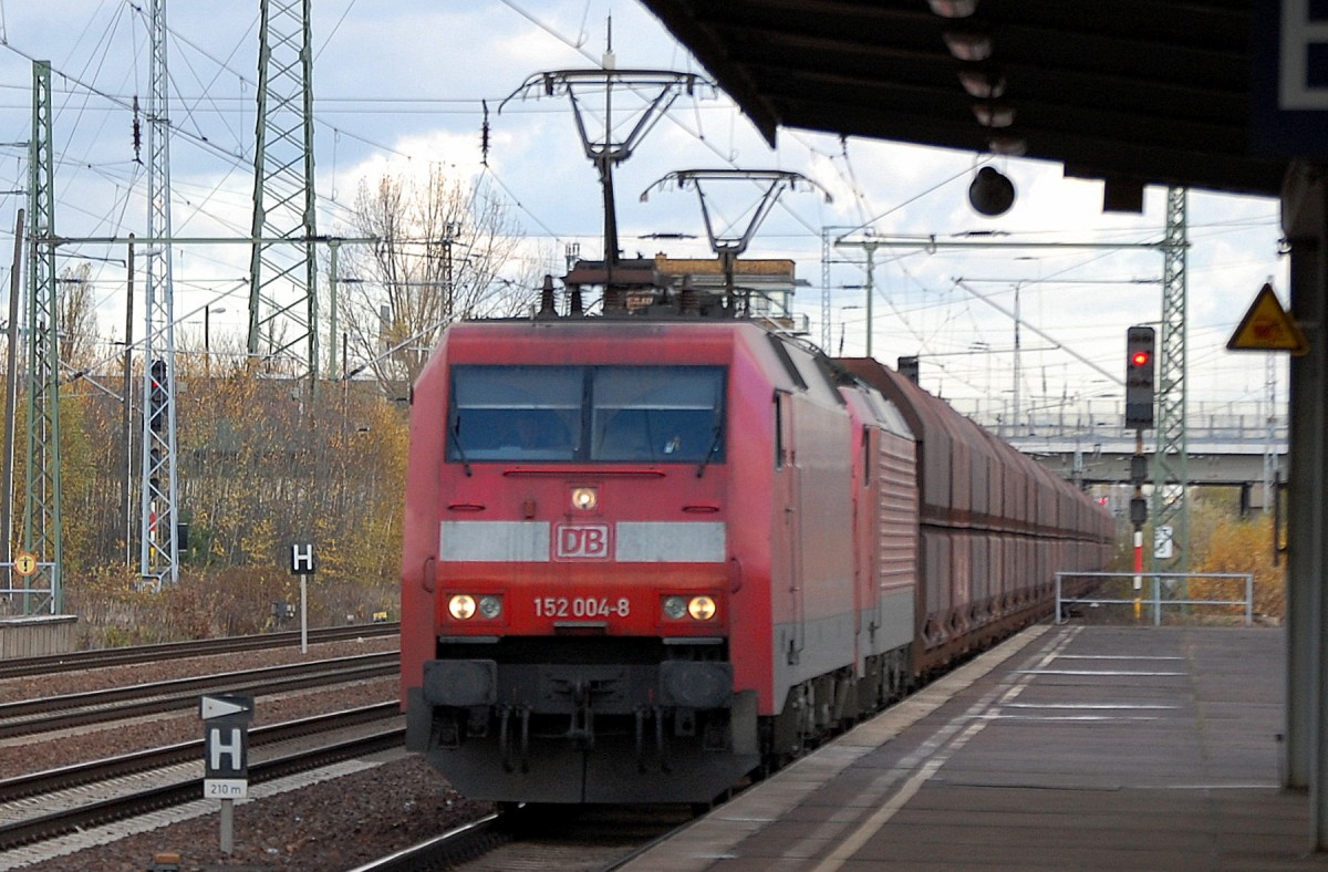 Doppeltraktion 152 004-8 + 189 060-7 mit Erzzug f�hrt zum Personalwechsel im Bhf. Flughafen Berlin-Sch�nefeld zum Kurzhalt ein, 09.11.13 