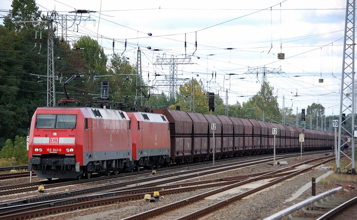Doppeltraktion 152 041-0 + 152 151-7 mit langem Erzzug am 01.10.13 Berlin-Springpfuhl. 