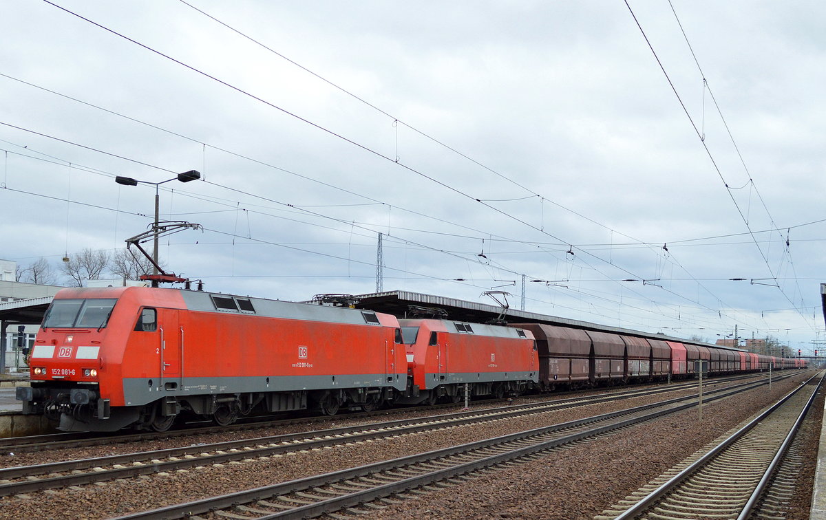 Doppeltraktion 152 081-6 + 152 058-4 mit beeindruckend langem Erzzug fuhr kurz zum Personalwechsel im Bf. Flughafen Berlin-Schönefeld ein, 20.03.17 