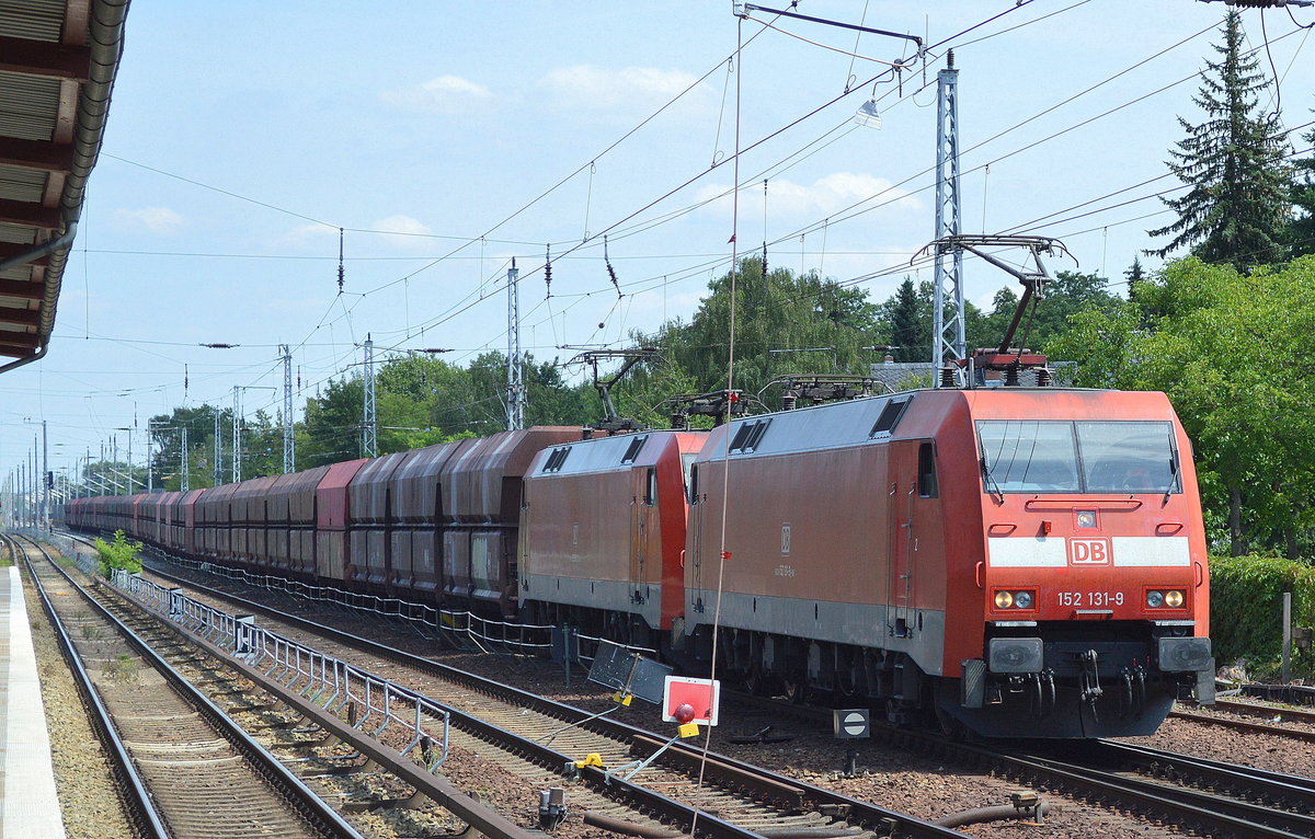Doppeltraktion 152 131-9 + 152 083-2 mit Erzzug (leere) Richtung Rostock am 18.07.17 Berlin-Hirschgarten.