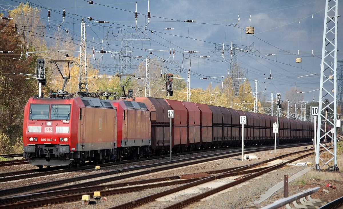 Doppeltraktion 185 040-3 + 145 003-0 mit Erzzug am 05.11.13 Berlin-Springpfuhl.