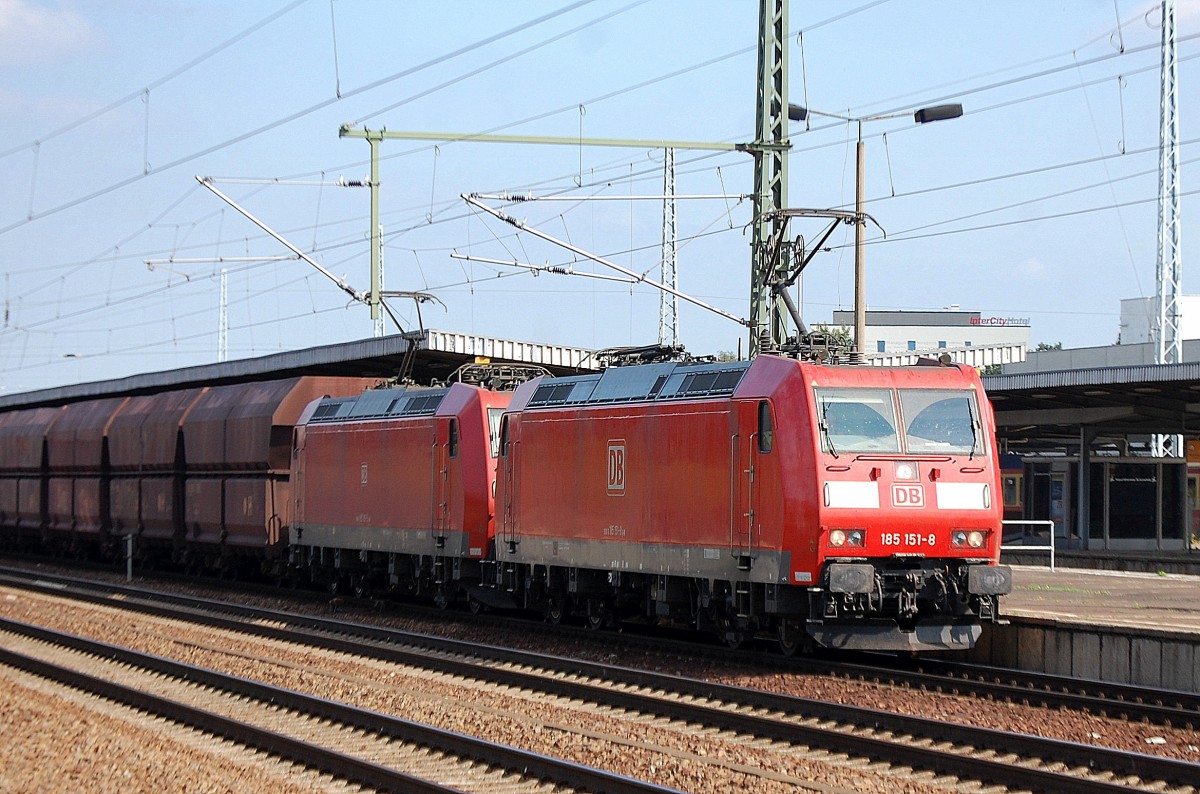 Doppeltraktion 185 151-8 + 185 195-5 mit Erzzug beim Personalwechsel im Bhf. Flughafen Berlin-Sch�nefeld, 14.09.13