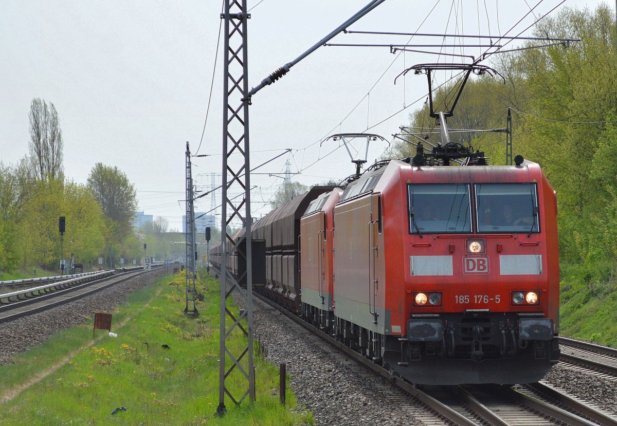 Doppeltraktion 185 176-5 + 185 078-3 mit Erzzug am 25.04.15 Berlin-Hohenschönhausen.