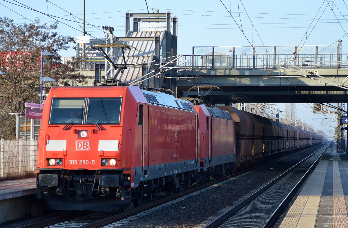 Doppeltraktion 185 280-5 + 185 353-0 mit Erzzug am 08.12.15 Berlin-Hohenschönhausen.