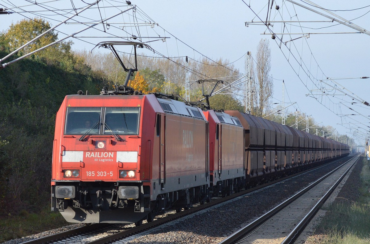 Doppeltraktion 185 303-5 + 185 223-5 mit Erzzug am 27.10.14 Berlin-Hohenschönhausen. 