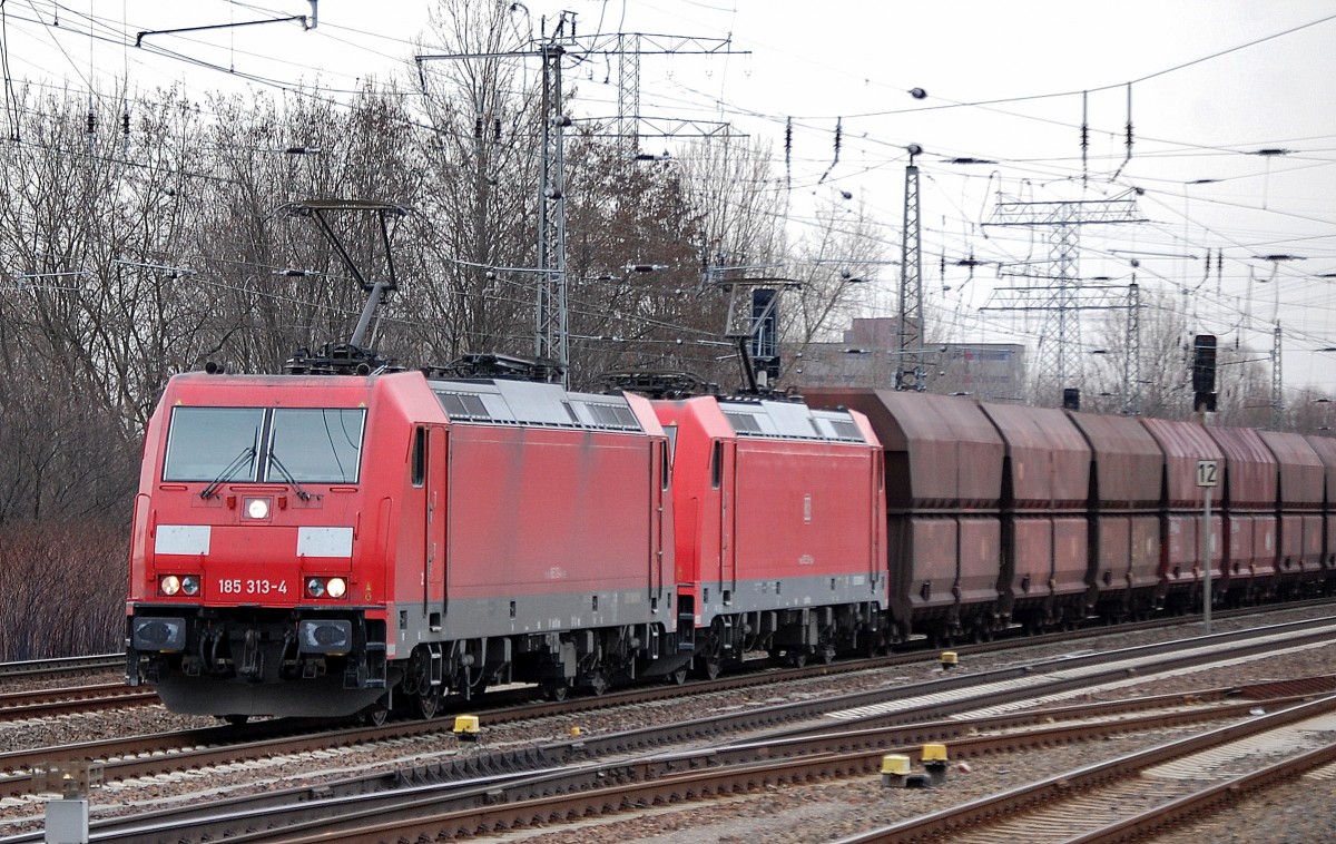 Doppeltraktion 185 313-4 + 185 216-9 mit langem Erzzug am 18.02.14 Berlin-Springpfuhl. 