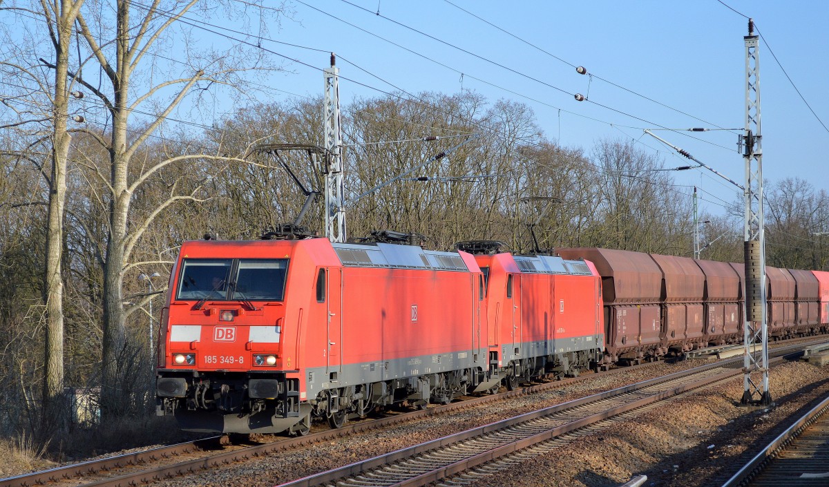 Doppeltraktion 185 349-8 + 185 258-1 mit Ganzzug Schüttgutwagen Richtung Rostock um Erz abzuholen, 26.02.15 Mühlenbeck/Mönchmühle b.Berlin.
