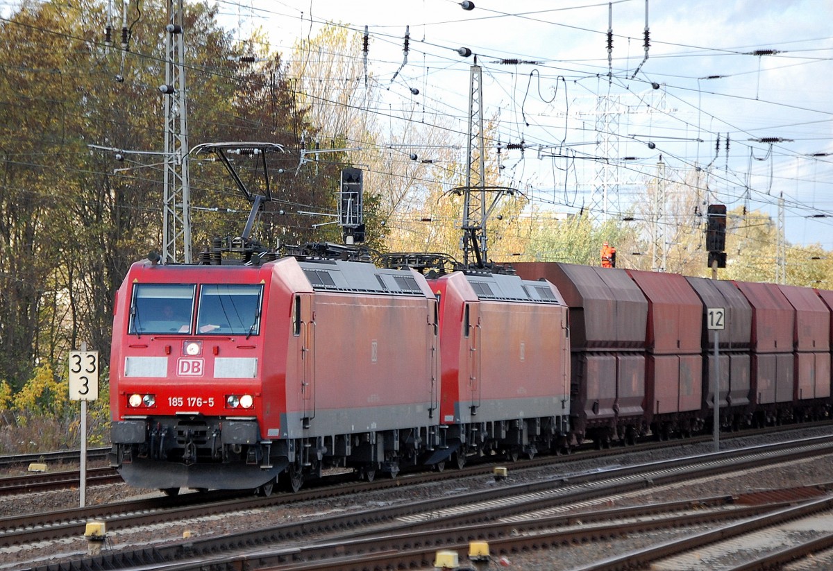 Doppeltraktion 185�r mit 185 176-5 + 185 XXX-X mit Erzzug am 29.10.13 Berlin-Springpfuhl.