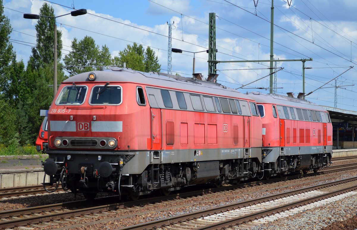 Doppeltraktion 218 835-7 + 218 839-9 in eiliger Durchfahrt im Bhf. Flughafen Berlin-Schönefeld, vielleicht ein liegengebliebener ICE? am 05.08.14
