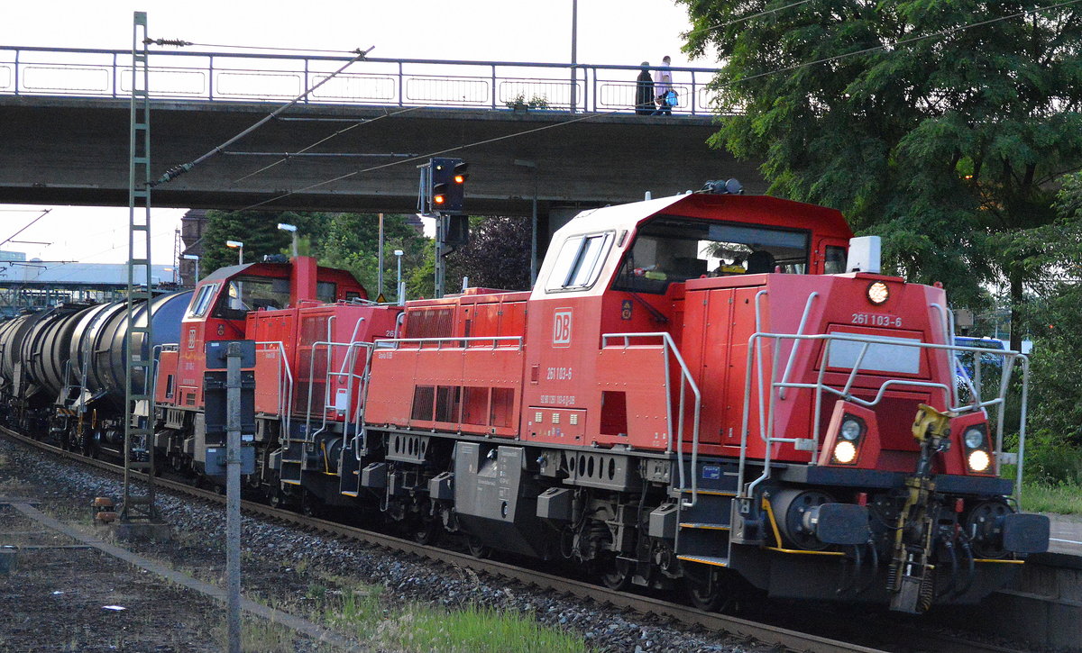 Doppeltraktion 261 103-6 + 261 100-2 mit langem Kesselwagenzug Richtung Hambuger Hafen am 19.06.17 Bf. Hamburg-Harburg. 