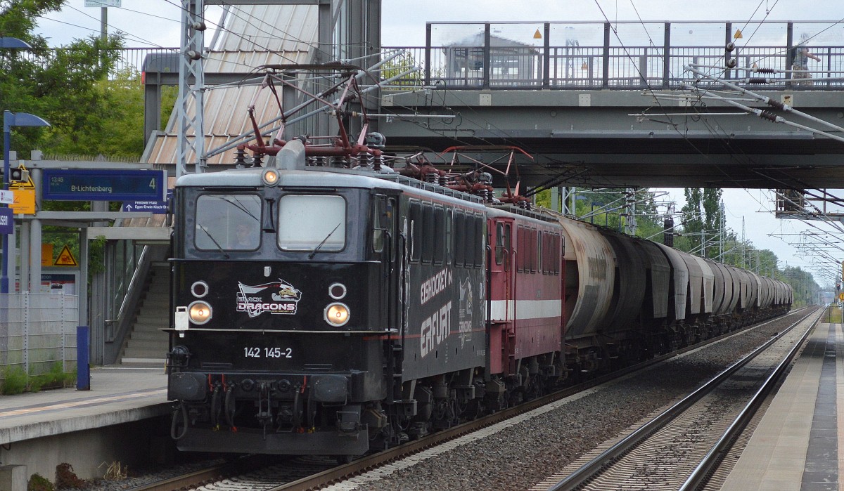 Doppeltraktion EBS 142 145-2 + 142 110-6 mit Ganzzug Getreidesilowagen am 16.06.15 Berlin-Hohensch�nhausen.