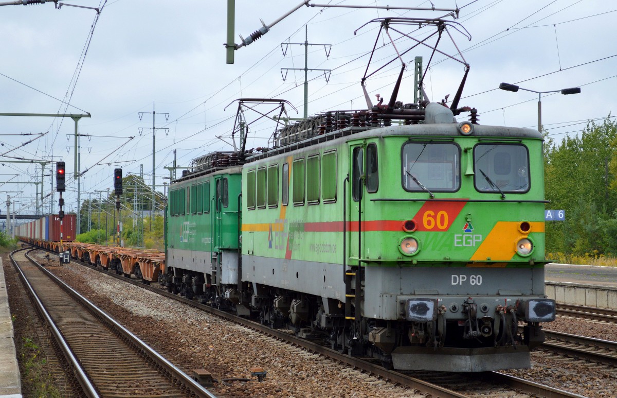 Doppeltraktion EGP/DP 60 (142 159-3) + EGP/DP 54 (91 80 6142 150-2 D-EGP, LEW Bj.1968) mit Containerzug am 26.08.14 Durchfahrt Bhf. Flughafen Berlin-Schönefeld.