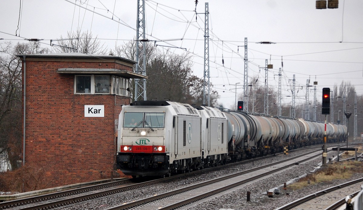 Doppeltraktion ITL 285 106-1 + 285 111-1 mit Kesselwagenzug Richtung Schwedt am 20.01.14 Berlin-Karow.