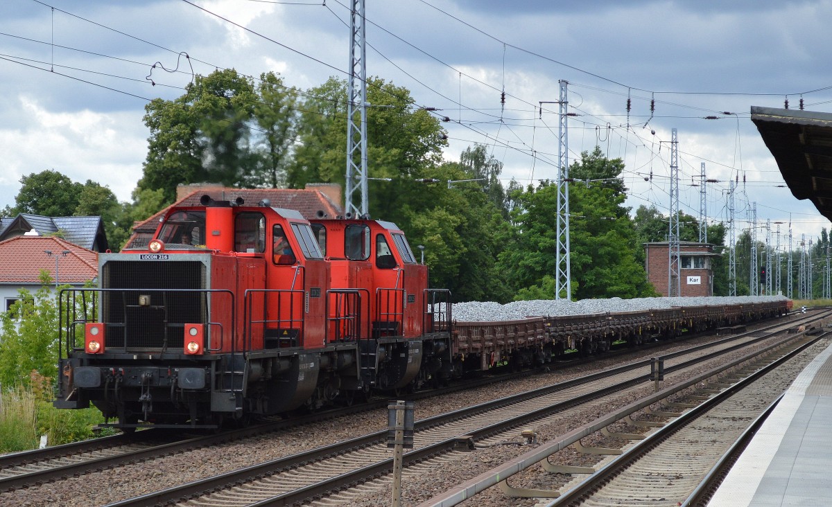 Doppeltraktion LOCON 216 (214 007-7) + LOCON 215 (214 005-1) mit Ganzzug Drehgestell-Flachwagen mit Schotter beladen Richtung Bernau am 24.06.14 Berlin-Karow.